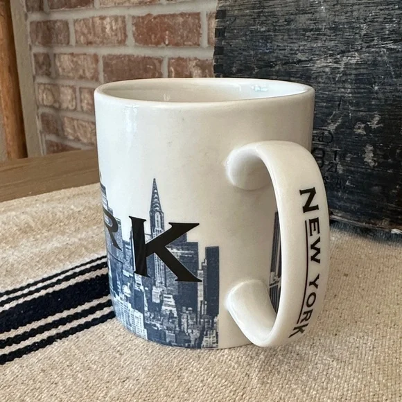 2005 Starbucks Skyline Series New York Mug